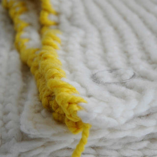 Eine grob gestrickte Decke in Nahaufnahme