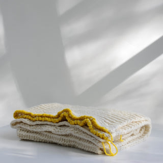Eine grob gestrickte Decke