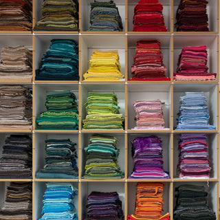 Regal mit bunten Laschen in jedem Fach eine andere Farbe.